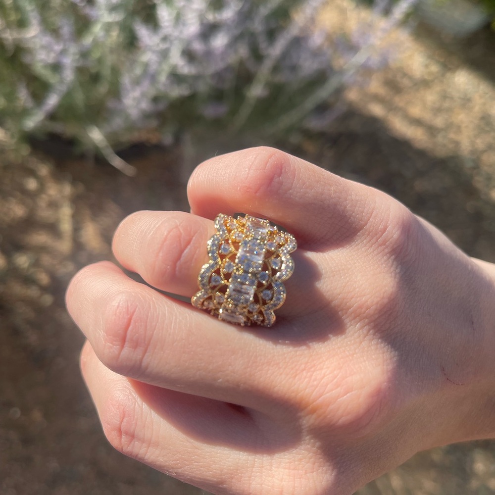 Elegant Gold and Silver Ring - Picture 4 of 4